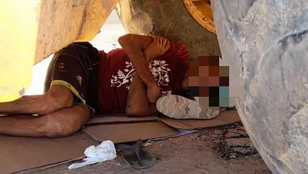 Homem é flagrado dormindo embaixo de uma retroescavadeira em Tarauacá